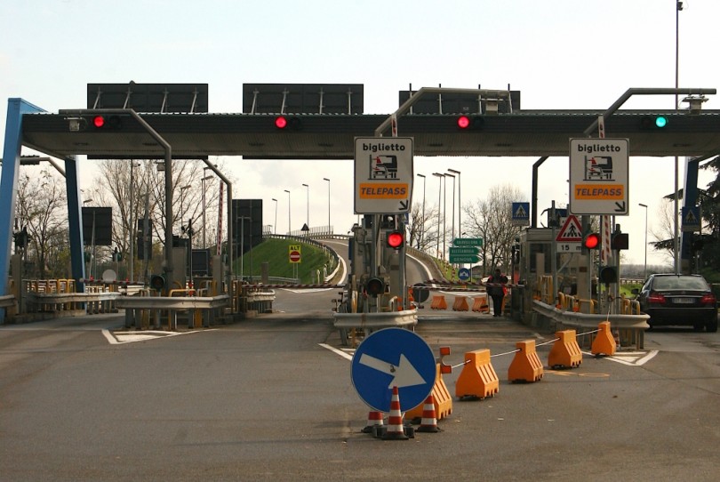 Rapinato del Rolex al casello dell'autostrada